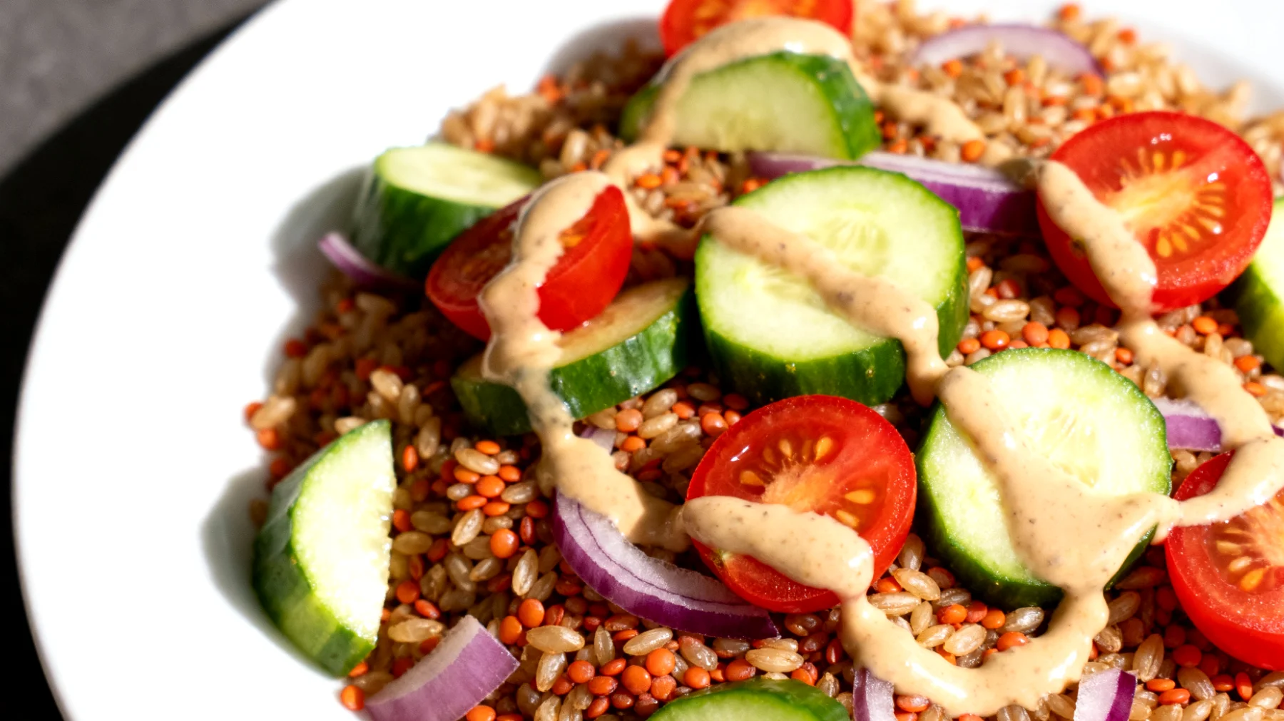 Insalata di farro con lenticchie rosse, verdure crude e tahina"