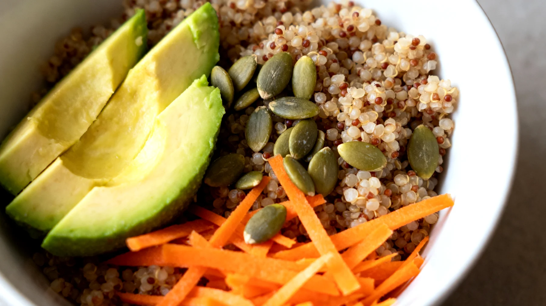 Insalata di sorgo con avocado, semi di zucca e carote grattugiate"