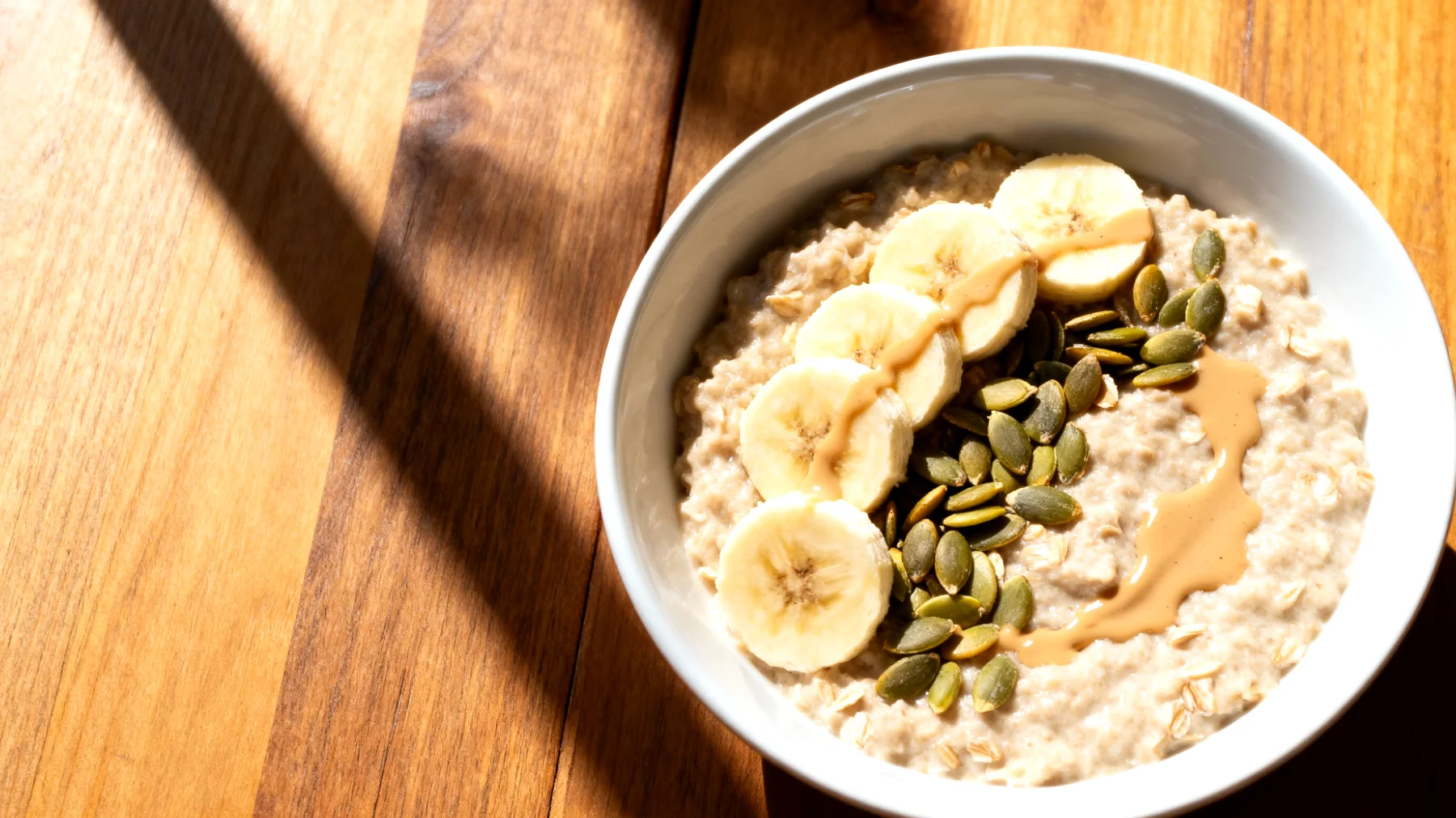 Porridge di avena con semi di zucca, tahina e banana"